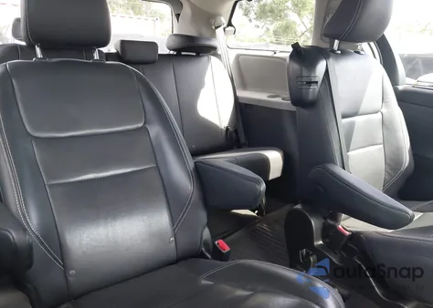 2016 Toyota Sienna Se 8 Passenger z USA, uszkodzony, nr VIN 5TDXK3DC9GS719995